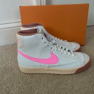 Nike Women's Sneakers - White and Pink